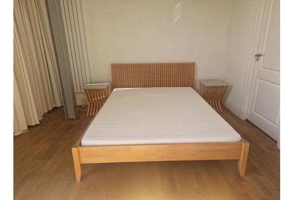 Sfeervol tweepersoonsbed met nachttafeltjes - 20260910_121732