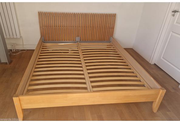 Sfeervol tweepersoonsbed met nachttafeltjes - 20260910_122303(1)(1)