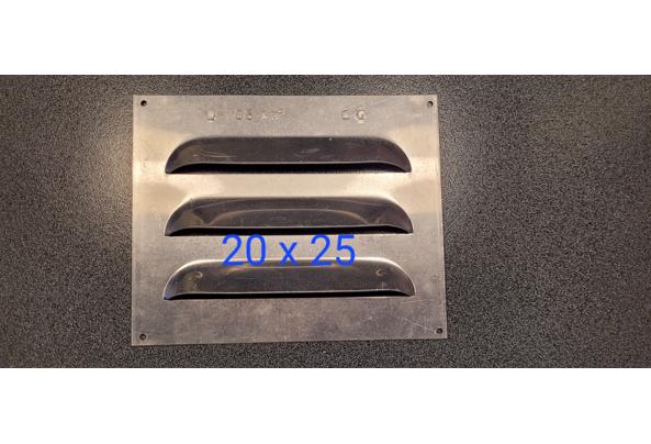 Roosters van plastic en alluminium - 20251206_153526