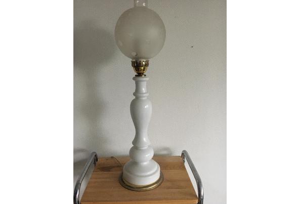 vintage lamp van porselein met losse glazen kap - 2020-11-17-15-43-42