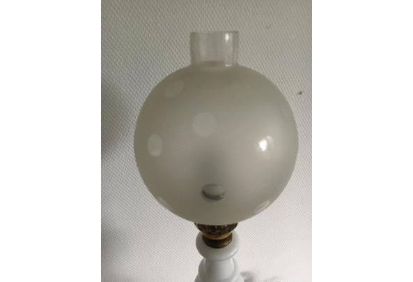 vintage lamp van porselein met losse glazen kap - 2020-11-17-15-44-04