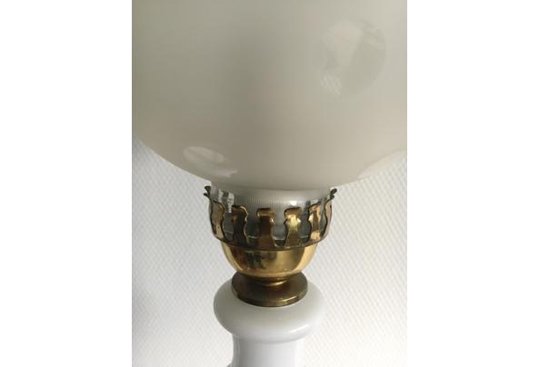 vintage lamp van porselein met losse glazen kap - 2020-11-17-15-44-22