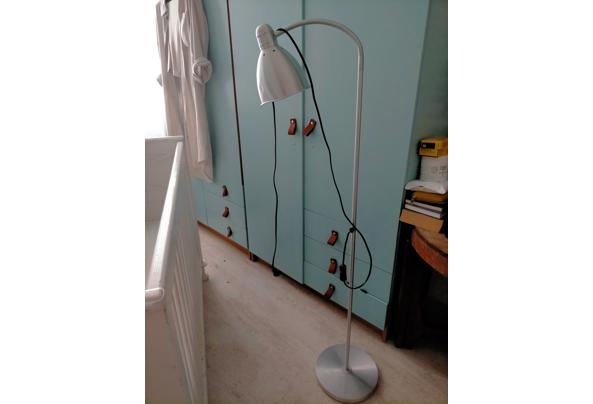 Lamp staand met paar deukjes - 1747121200640358112550097180959