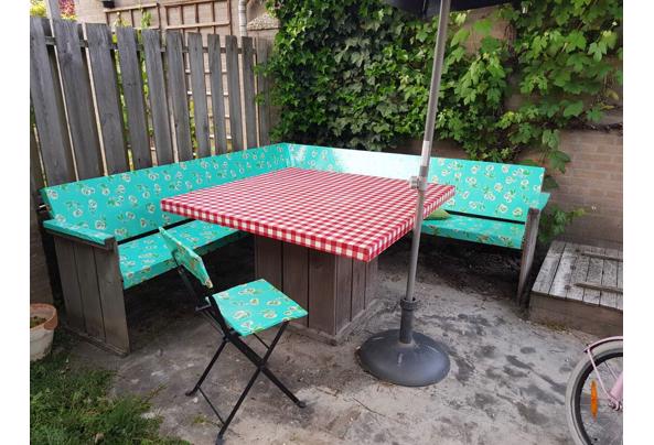 houten tuinbank en tafel met kleurrijk zeil in amersfoort tuin en terras huisjes en meubelen gratis af te halen