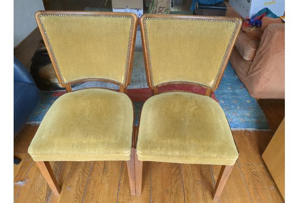 Goudkleurige oude houten velours stoelen  - 17152547026218348968699529752487
