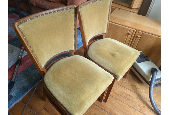 Goudkleurige oude houten velours stoelen  - 1715255361205647228523143595118