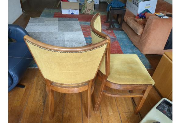 Goudkleurige oude houten velours stoelen  - 1715255389237372139567114689930