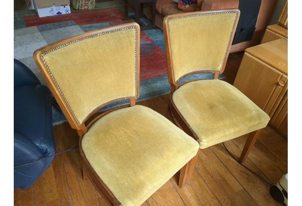 Goudkleurige oude houten velours stoelen  - 17152554145088818908283243431557