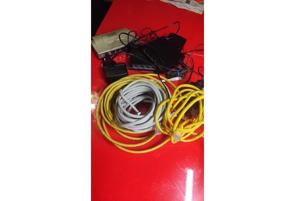 3 X 100MB switches + 100MB kabels - Afbeelding-van-WhatsApp-op-2025-11-11-om-22-12-15_2e9e2431