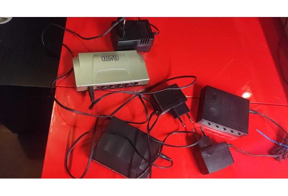 3 X 100MB switches + 100MB kabels - Afbeelding-van-WhatsApp-op-2025-11-11-om-22-16-46_8e9200a1