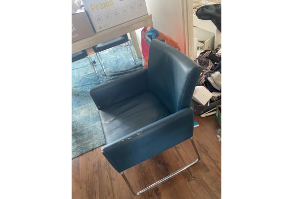 Vier blauwe stoelen - F06B1865-BDBC-425B-851E-082843108C2C
