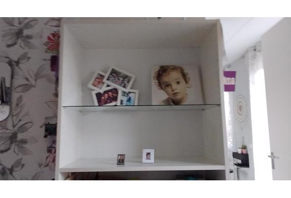 Witte Ikea kast met glasplaat - 17629609972175697903080629488685