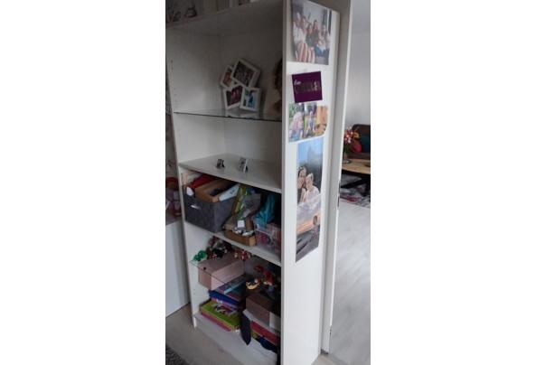 Witte Ikea kast met glasplaat - 17629612132205510042073229584907