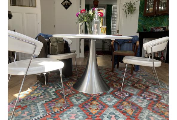 Eettafel, ovaal, wit blad op chromen poot. - IMG_0380