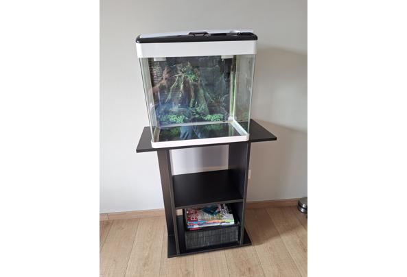 Aquarium met tafel en pomp - 20260301_102147