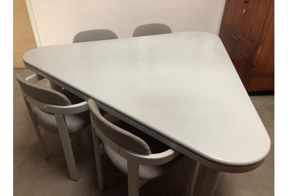 Driehoekige tafel met 4 bijpassende stoelen - 65605F12-947A-4458-8813-F262869AD96B
