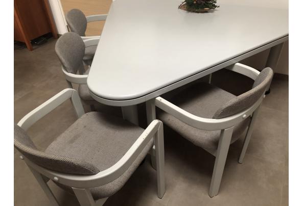 Driehoekige tafel met 4 bijpassende stoelen - EA49CA83-016D-4811-A15B-F5E6551C515F