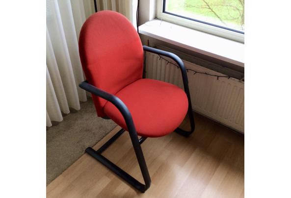 Rode stoel van goede kwaliteit - 508D6C81-40E8-4AAE-80CB-DB104C2FFE89