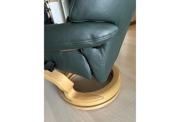 Groene fauteuil zit heerlijk, licht aangevallen door mijn kat - IMG_6722