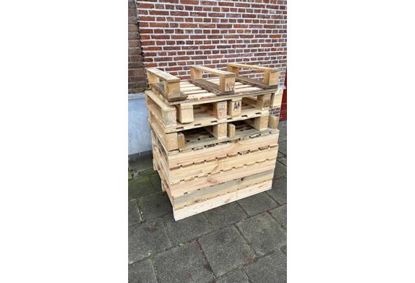 Stapel met houten pallets - C19DA081-9DF6-4269-9976-A7D85136AFED