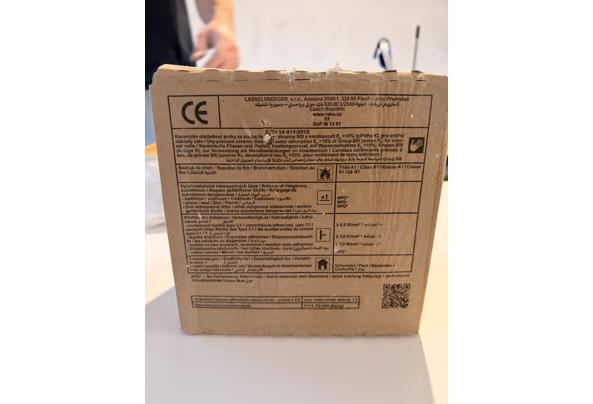 Gratis afhalen 2 doosjes witte badkamer tegels  - IMG_9659