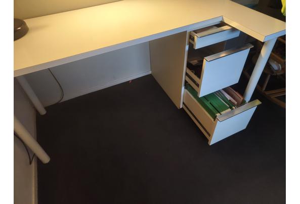 Bureau met ladeblok  - 17328701228736521409372920146671