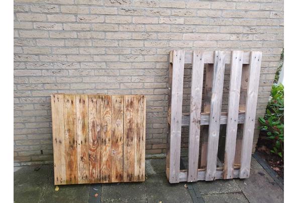 Twee houten pallets - IMG-20251219-WA0000 Twee houten pallets - IMG-20251219-WA0000
