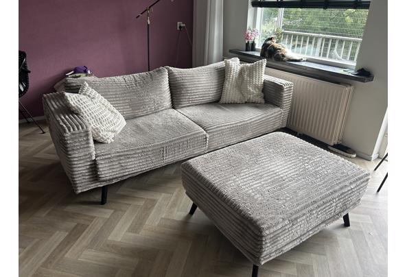Grijze ribstofbank 2,5 zits + hocker  - IMG_2737