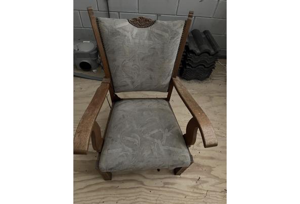 4 gestoffeerde stoelen 2 lage, 2 hogere fauteuils, gebruikerssporen. - IMG_6071