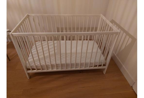 kinderbedje en 2 kinderstooeltjes(ikea) - babybedje