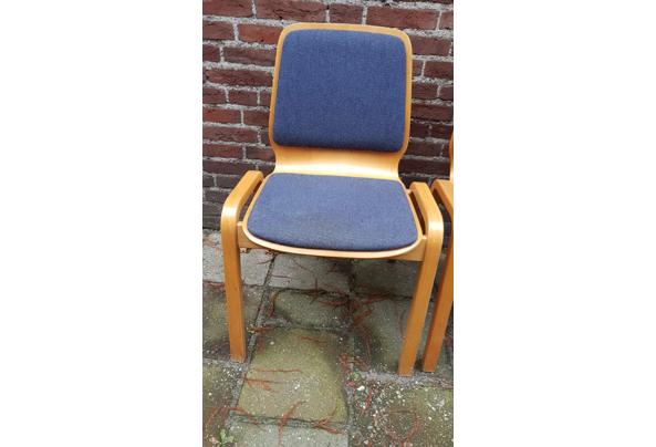3o Houten, stapelbare stoelen met blauwe, stoffen bekleding - houten-stoel