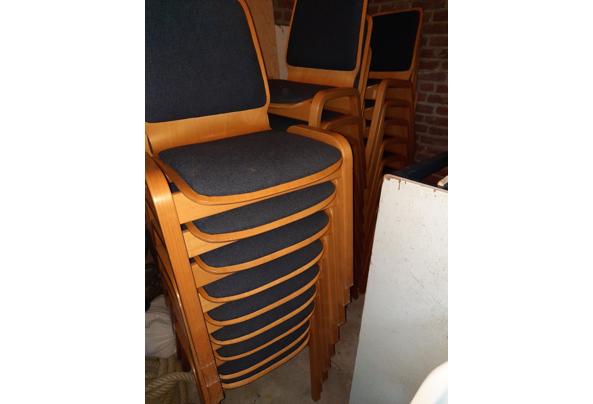 3o Houten, stapelbare stoelen met blauwe, stoffen bekleding - houten-stoelen