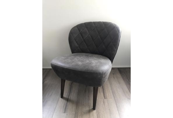 Twee lage stoelen - A449EFD5-2C82-46AE-9078-C6D05028F11E