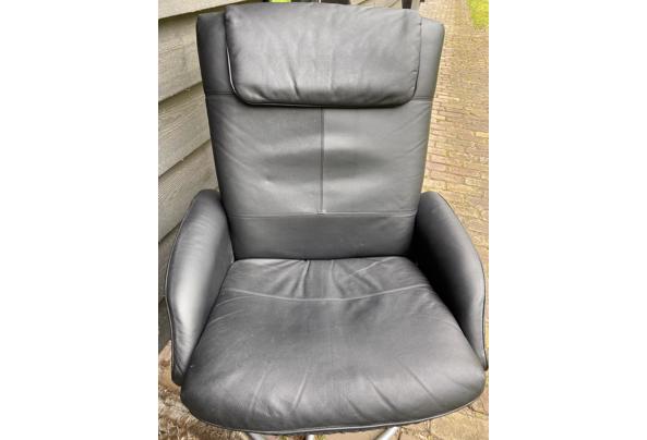 Zwarte draaibare stoel met losse voetenbank - IMG_1368