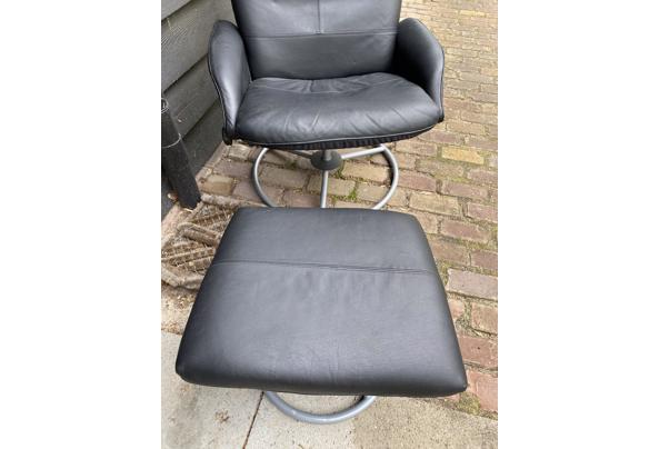 Zwarte draaibare stoel met losse voetenbank - IMG_1369