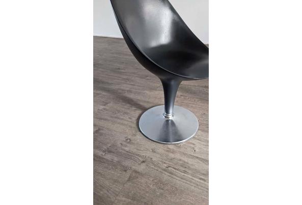 Glazen ronde tafel met kuipstoeltjes - stoel2