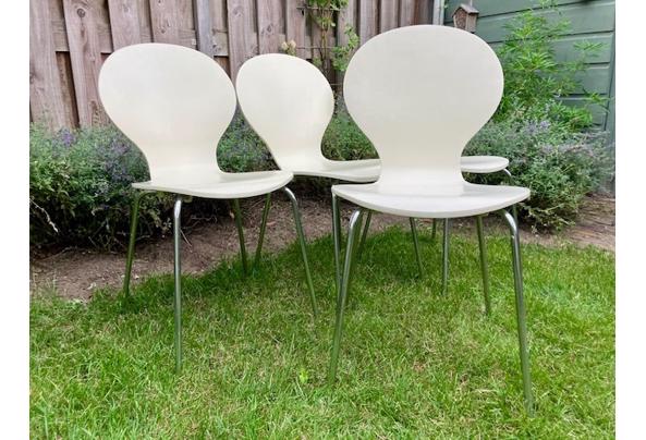 Vier witte, lichte stoelen voor binnen - IMG_0983
