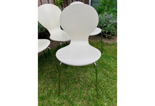 Vier witte, lichte stoelen voor binnen - IMG_0984