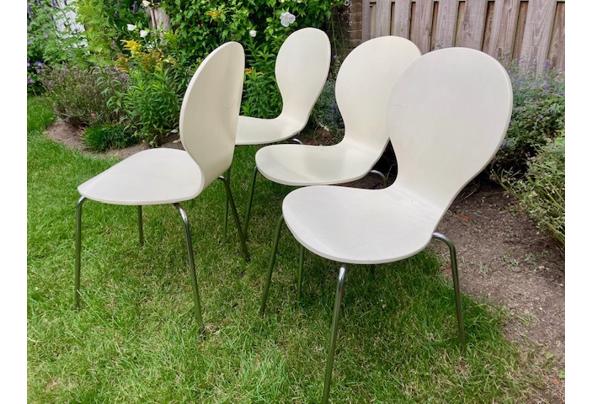 Vier witte, lichte stoelen voor binnen - IMG_0985