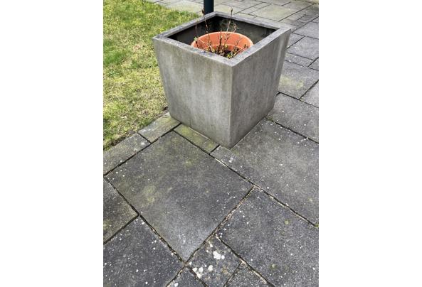 Grote betonnen plantenbak en twee betonnen vuur bakken met olie branders  - IMG_6274