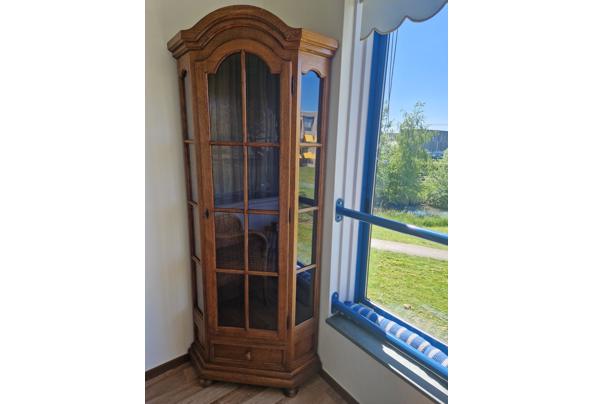 Hoekkast met glazen ruitjes - 20250511_142026