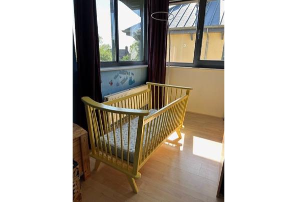 Schattig vintage babybedje met hemel - IMG_1840