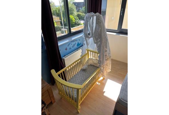 Schattig vintage babybedje met hemel - IMG_1847
