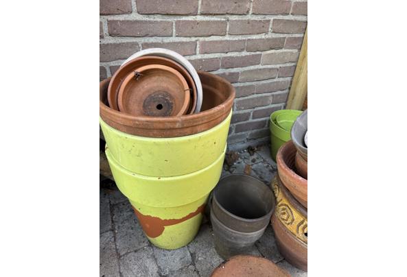 Diverse buiten potten enkele met beschadiging maar goed te gebruiken  - IMG_0499