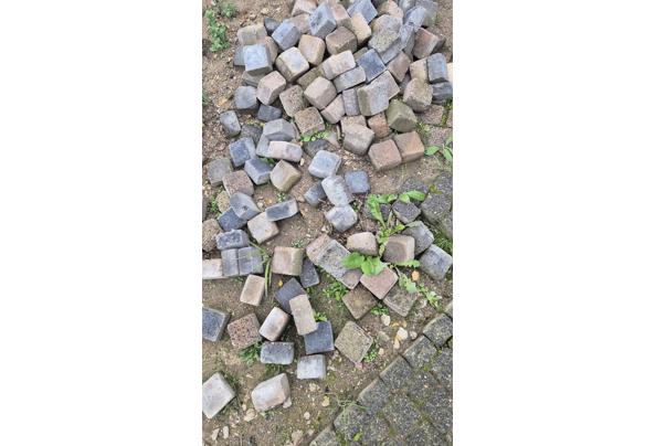 Cobblestones,  ongeveer 40m2. Stoeptegels, ongeveer 96 stuks. - 17276931290547799958986148219548