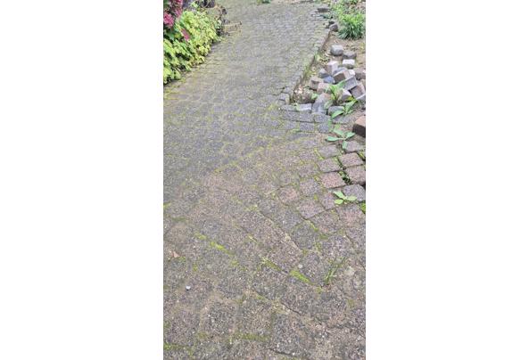 Cobblestones,  ongeveer 40m2. Stoeptegels, ongeveer 96 stuks. - 17276931653636664929740266962926