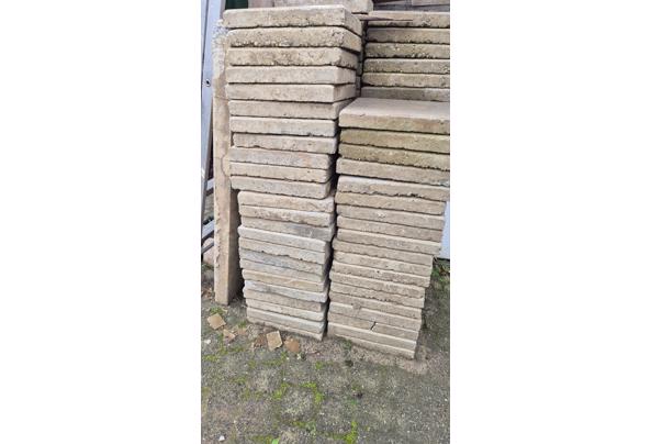 Cobblestones,  ongeveer 40m2. Stoeptegels, ongeveer 96 stuks. - 17276931838134906958171038674887