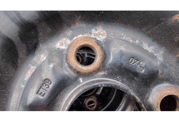 Winterbanden op stalen velgen voor Toyota Yaris hybrid - 20231116_132022