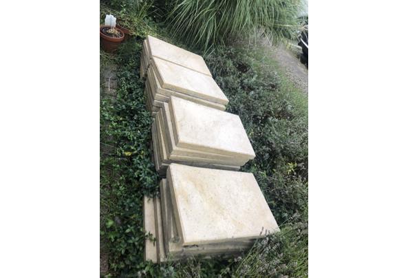 49 mediterrane zandkleurige tuintegels 40-60, waarvan 4 door midden gebroken - IMG_2274