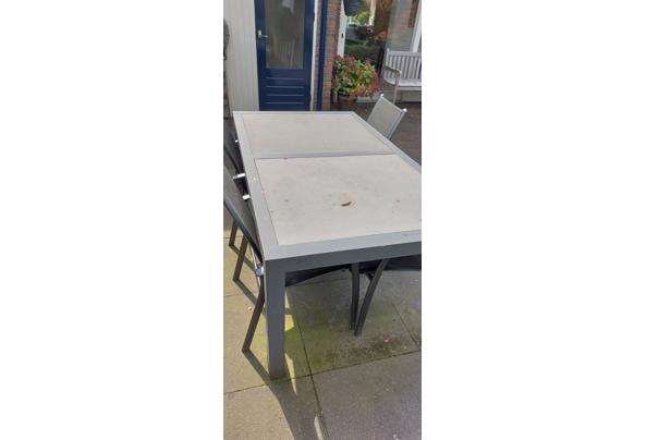 Een terrastafel met 4 stoelen - 20260912_125940